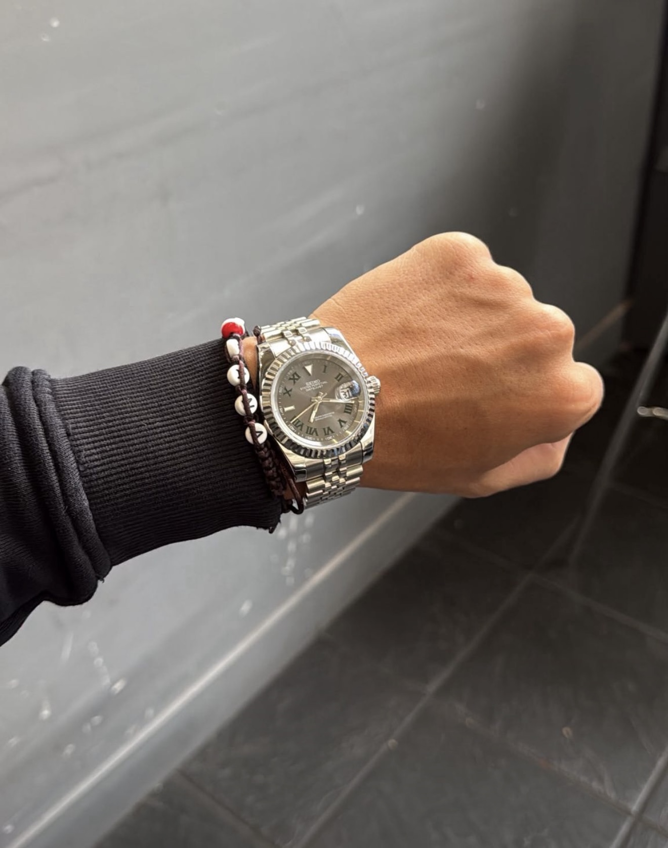 Client portant une montre Datejust acier cadran gris