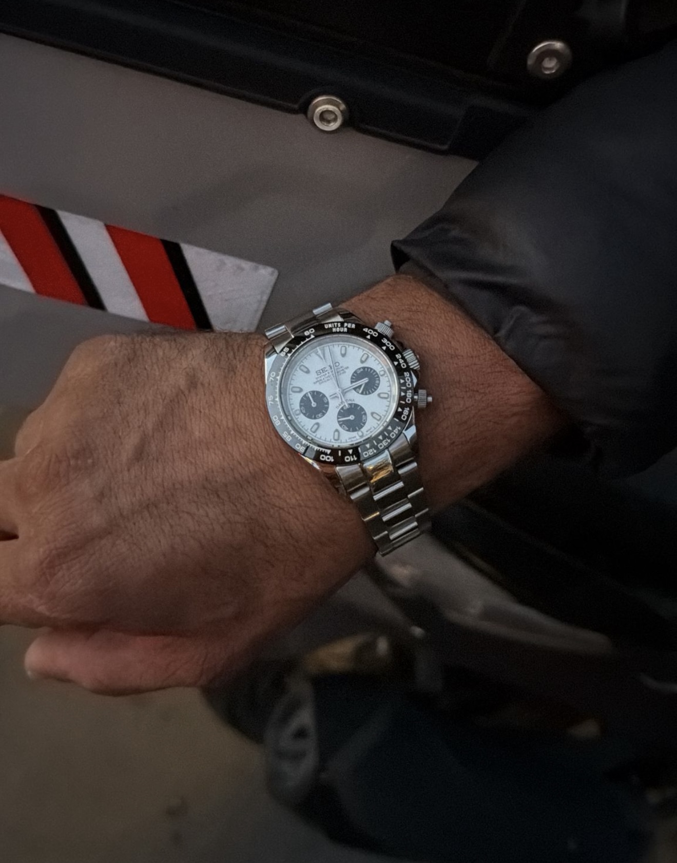Client portant un chronographe acier cadran blanc