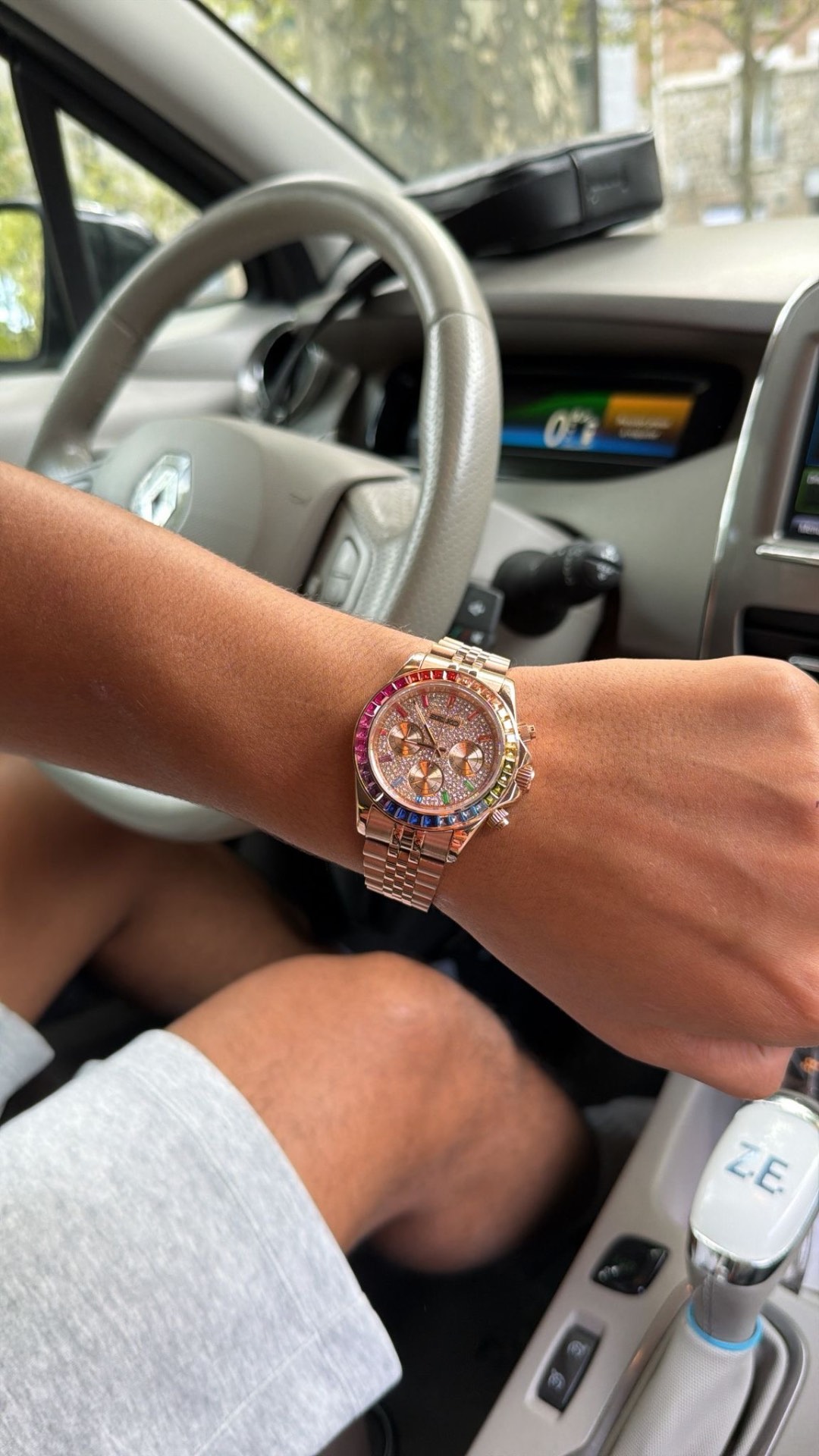 Client portant une montre chronographe or rose sertie